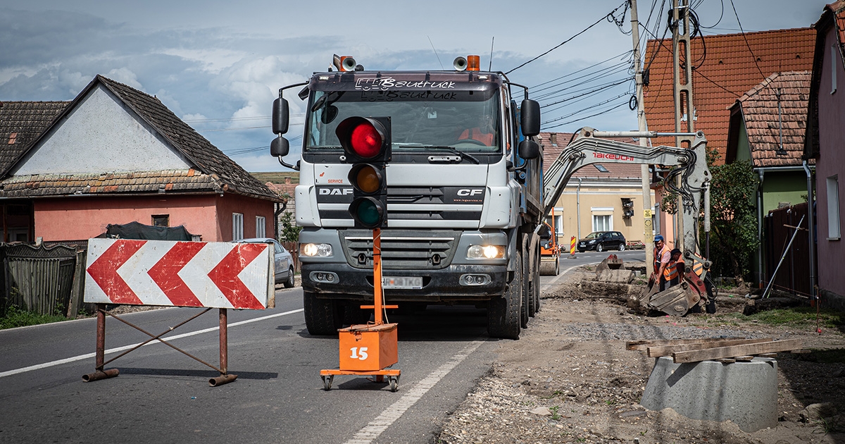 Jelzőlámpák irányítják a közlekedést